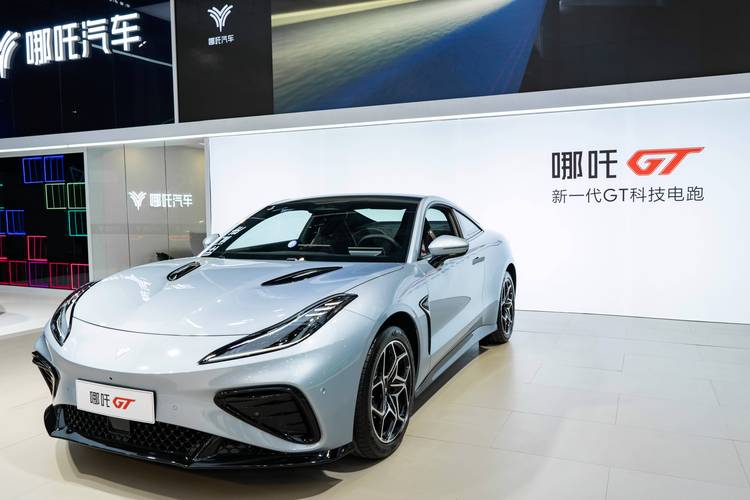 惠州283哪吒汽车在智能汽车领域的表现，领途汽车在新能源汽车市场中的影响力